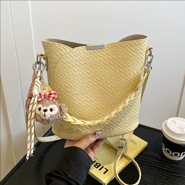 Bolso de moda bolso de axila de gran capacidad 2025 nuevo bolso de hombro de tendencia bolso de mensajero de todo fósforo bolso de cubo de color sólido