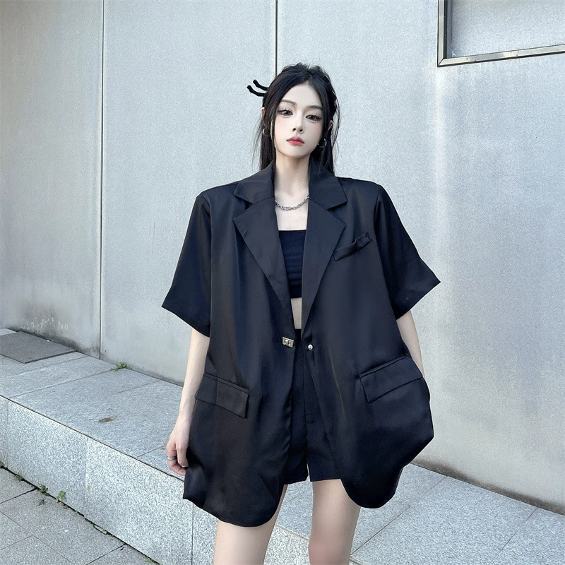 Настоящее фото ацетатного атласного пиджака в дизайнерском стиле с разрезом сзади для миниатюрных женщин.