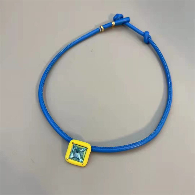 Title 9, Collana da donna in pelle con design geometrico...