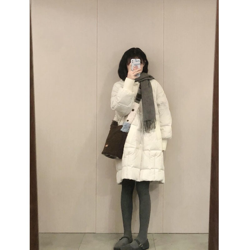 가을과 겨울 새로운 2024 새로운 외국 스타일의 틈새 디자인 감각 작은 흰 오리 아래로 긴 다운 재킷 여성