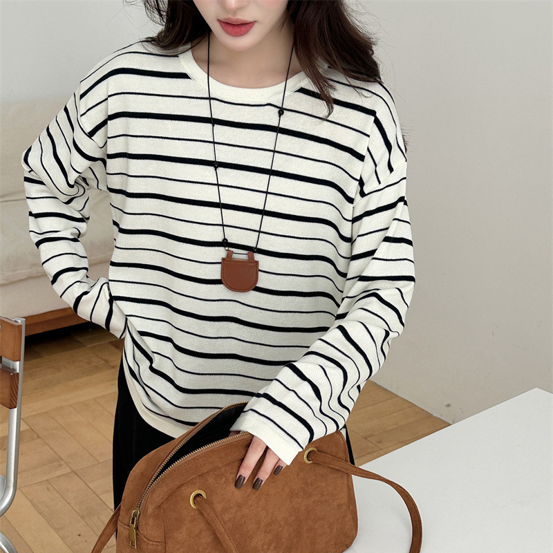 Black and white striped long-sleeve student base knit top for women, autumn Korean style loose round-neck versatile color-blocking simple outfit Black and white striped long-sleeve student base knit top for women, autumn Korean style loose round-neck versatile color-blocking simple outfit