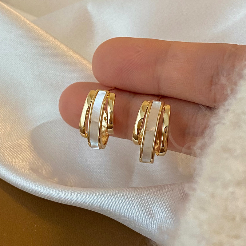 Estilo francés fritillary pendientes de luz de lujo de alto grado nicho exquisito temperamento pendientes de metal Shell joyería del oído aguja de plata al por mayor