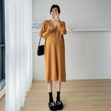 孕妇装时尚秋季新款气质大码宽松单排扣产前产后针织毛衣连衣裙冬