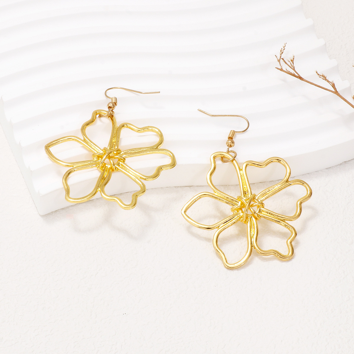 1 Pair Simple Style Flower Plating Alloy Ear Hook display picture 4