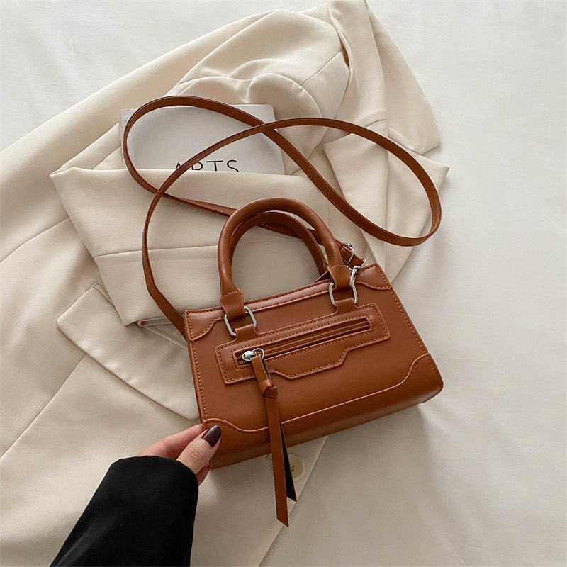 Bolso bolso femenino 2024 nuevo bolso de motocicleta retro de moda textura nicho todo fósforo bandolera