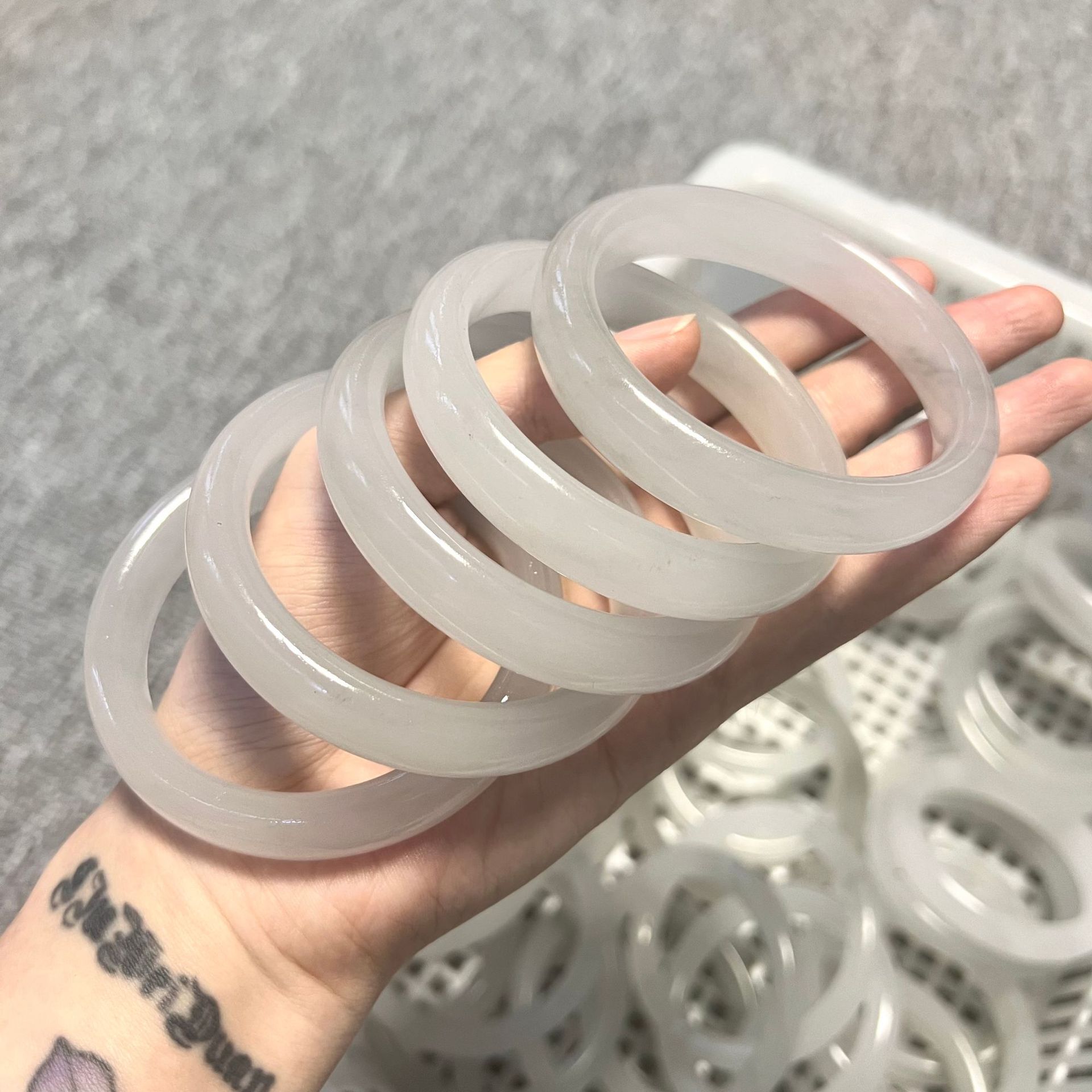 天然冰种水墨玉白月光玉手镯冰料水墨丹青女款玉镯灰冰翠手镯批发