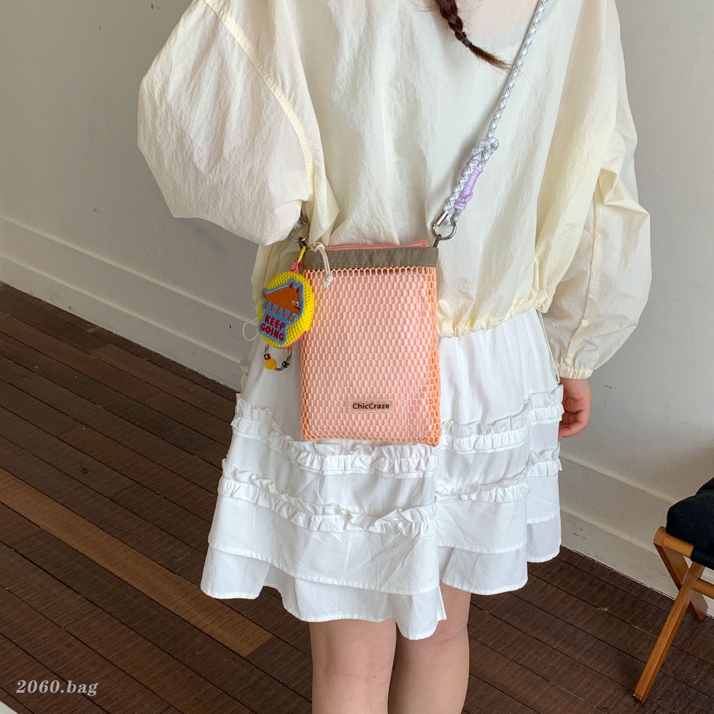 Verano pequeño 2026 hueco móvil ligero bolso de viaje de mujer nueva moda bolso de malla nicho hombro único