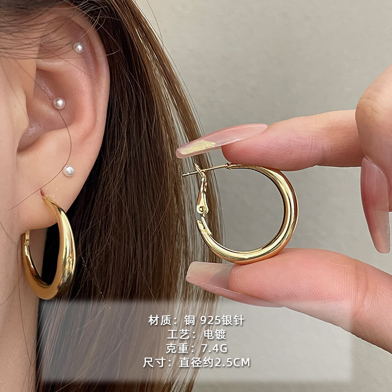 2025 nuevo estilo verano de moda anillo plateado círculo negro círculo fino temperamento europeo y americano aretes dorados de todo fósforo