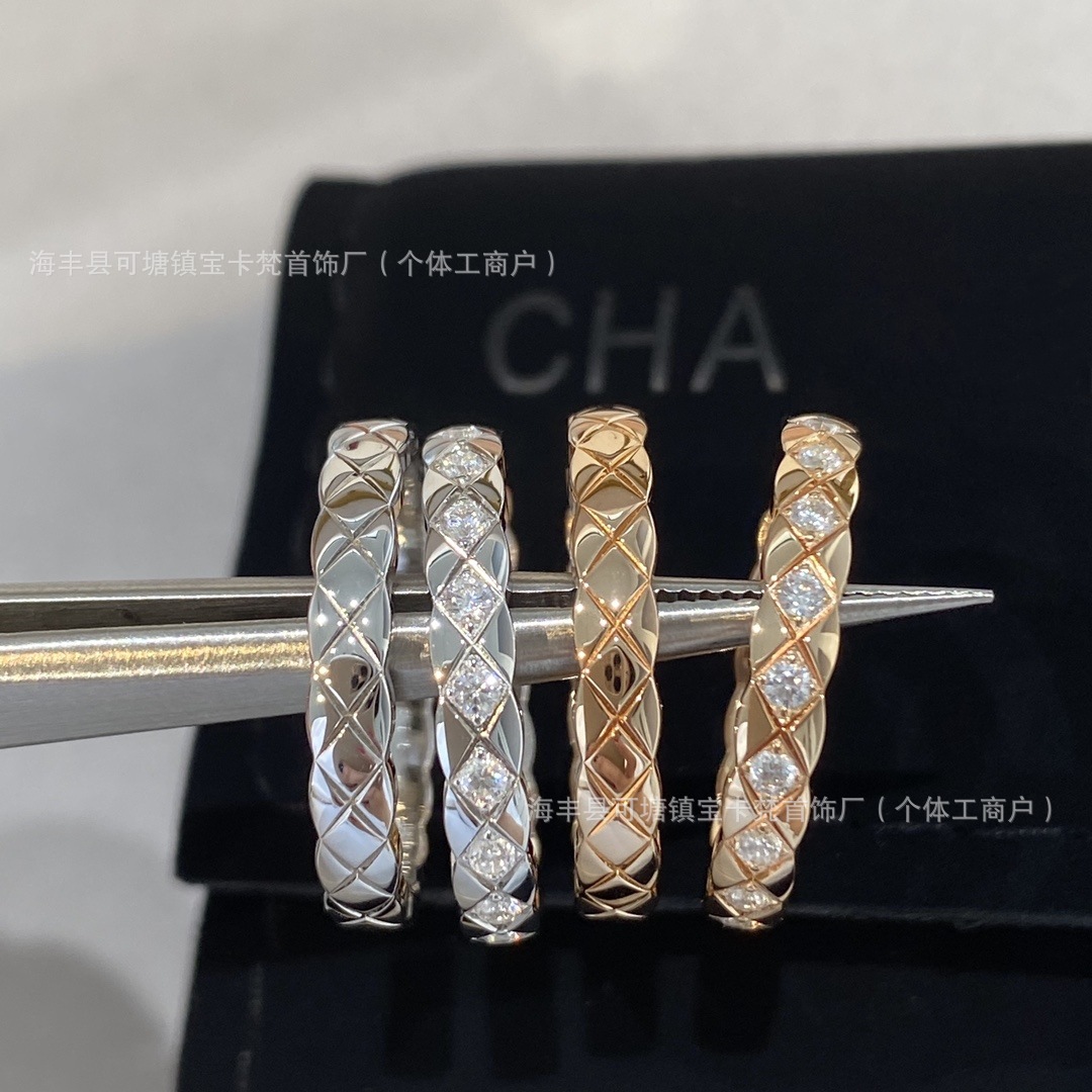 แหวนคู่รักลายตารางฝังเพชร รุ่น Coco แบบกว้างและแคบ วัสดุทองคำ 18K สีโรสโกลด์ ทนทานต่อการเปลี่ยนสี