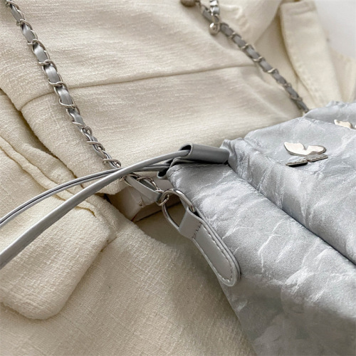 This year's popular chain link bucket bag for women, unique design crossbody small bag, fashionable pleated bag.