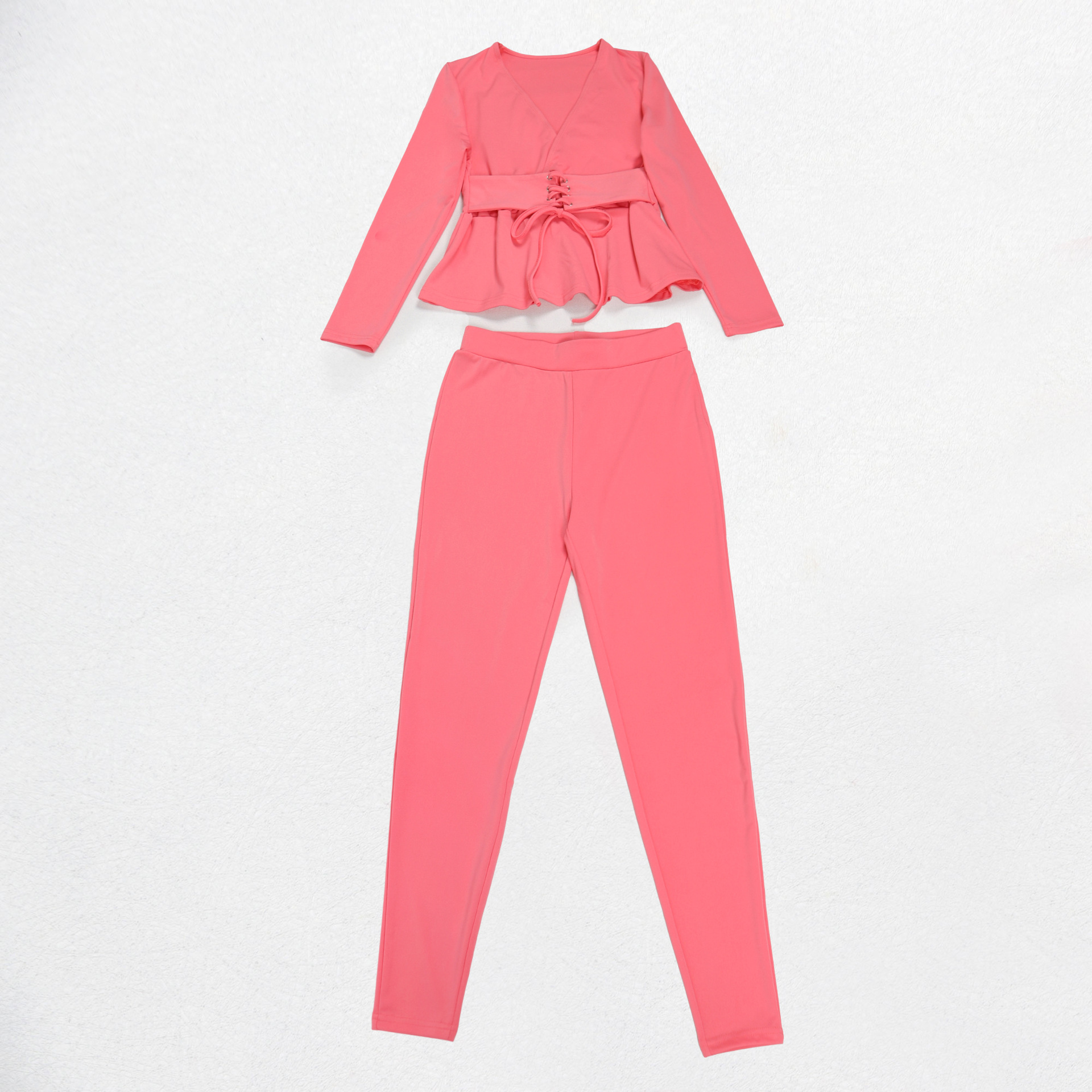 Conjunto de dos piezas de blusa y pantalón de manga larga con escote en V y cintura ajustada de color liso