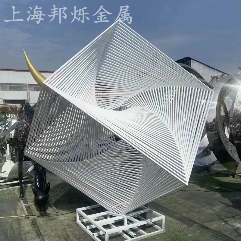 Производство стальных труб, квадратная форма скульптуры, сварка, полировка и другие процессы, выполненные по индивидуальному заказу производителем скульптур из нержавеющей стали в Шанхае.