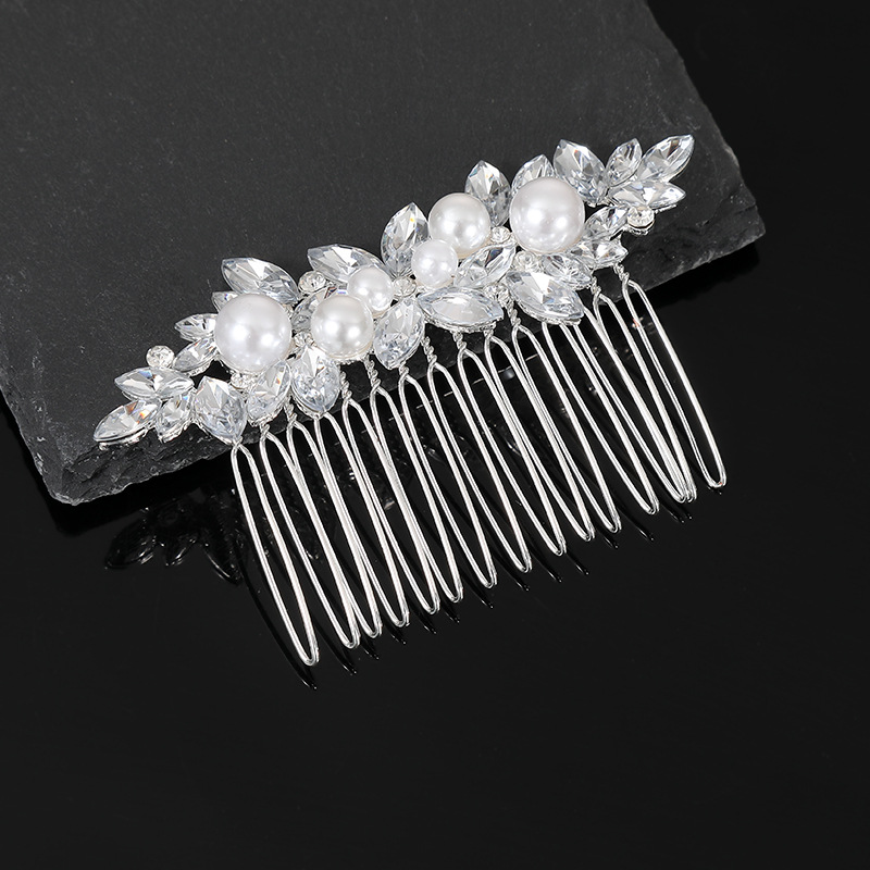 Peigne orné de cristaux, perles dorées et strass, bijou de coiffure de mariée, style transfrontalier européen et américain. Ornement en cristal, perle dorée, peigne à strass. Cheveux de mariée_voghion.com