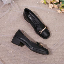 方头乐福鞋女2025新款春季粗跟舒适英伦风小皮鞋珍珠米白色单鞋女