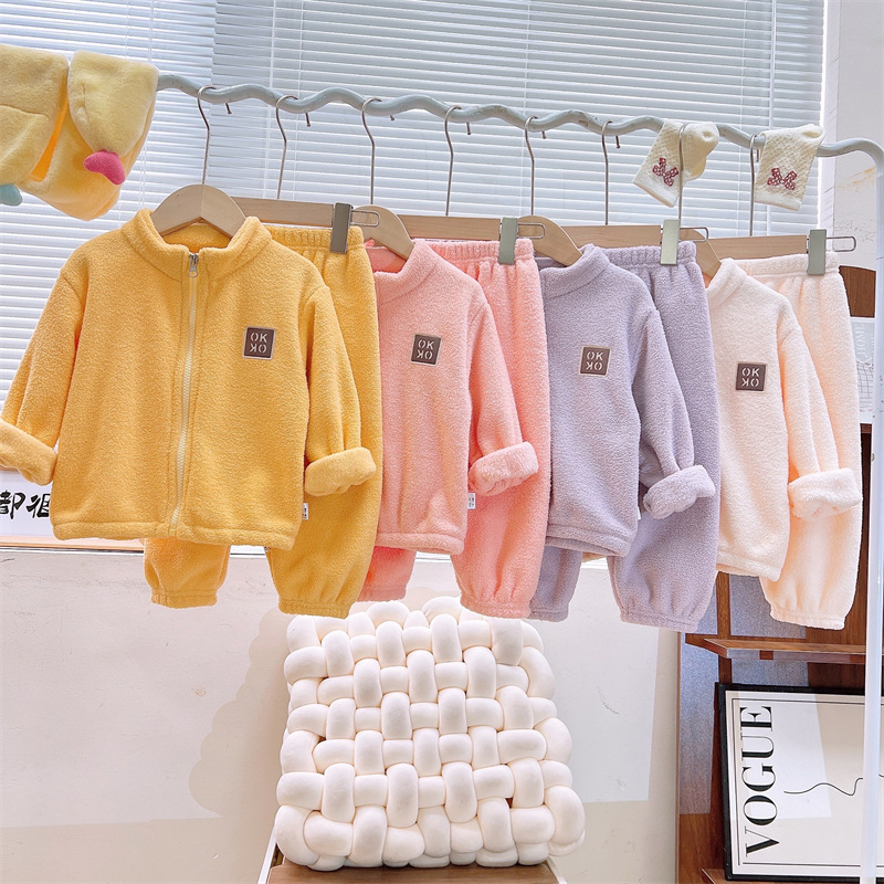 秋と冬の赤ちゃんの厚く暖かいスーツ男の子と女の子のためのパフベルベット甘いツーピースセット幼児と幼児のホーム服パジャマ|undefined