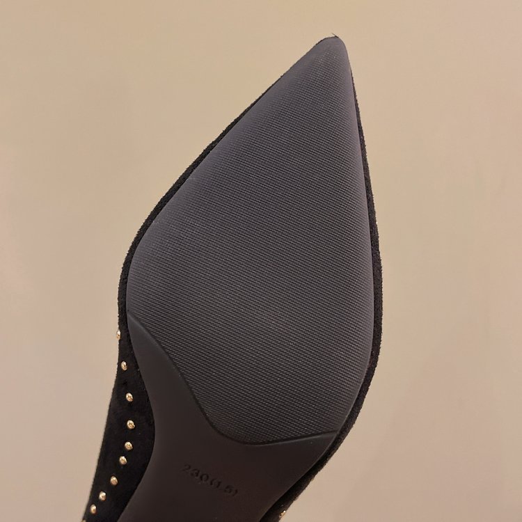 Scarpe nere col tacco alto da donna 2024 primavera ed estate nuovi rivetti sexy punta a punta bocca bassa tacco sottile comode scarpe da lavoro professionali_voghion.com