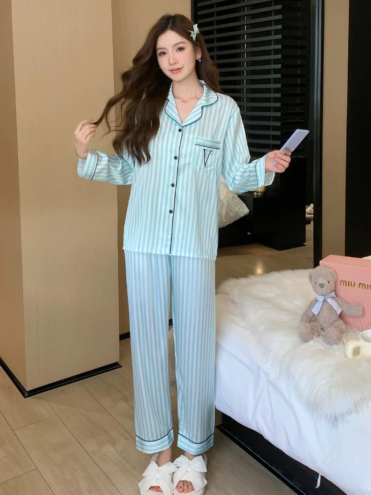 파란색과 흰색 줄무늬에는 V 버전이 있습니다. 같은 스타일의 반팔 + 바지