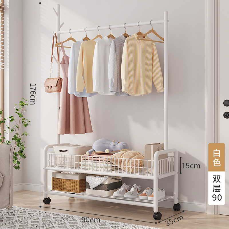 簡易ハンガーは床に折りたたみます。室内のベランダの寝室に服を掛けます。|undefined