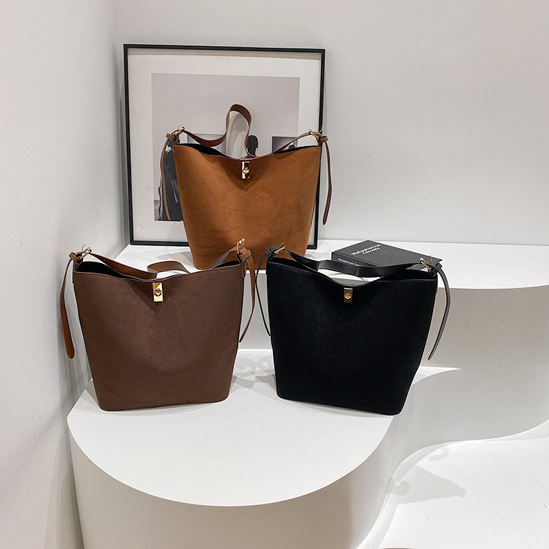 2024 invierno nueva moda de gran capacidad de viaje bolsa de viaje bolsa de moda extranjera simple bolsa de cubo simple bolsa de hombro