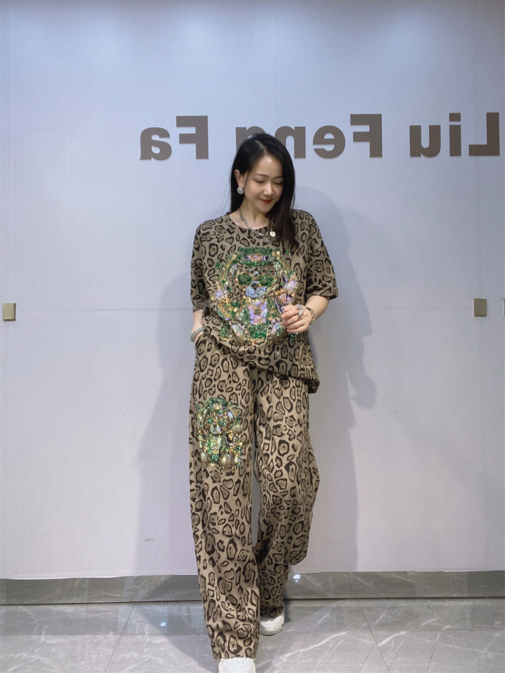 Gran tamaño de ropa de mujer de trabajo pesado caliente de perforación de cuello redondo de manga corta de verano pantalones rectos de mujer al aire libre con estribo casual de tamaño grande de dos piezas