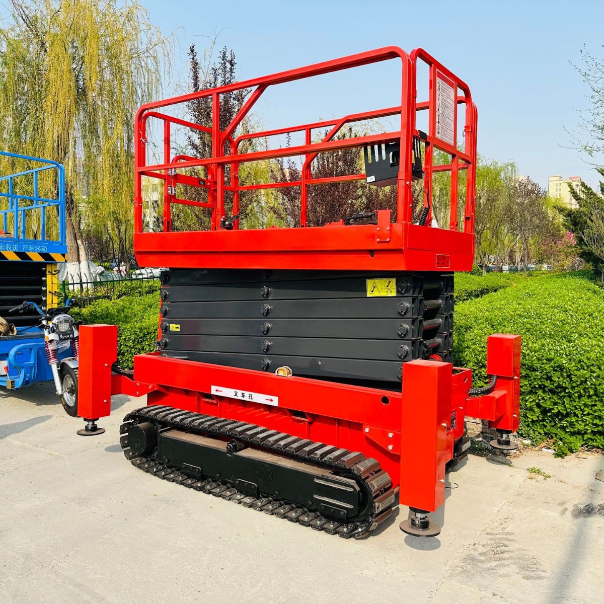 Steel Tracked Lift Platform 6810m Outdoor Off-Road High-Altitude Climbing Vehicle Fully Self-Propelled Tracked Scissor Lift Platform