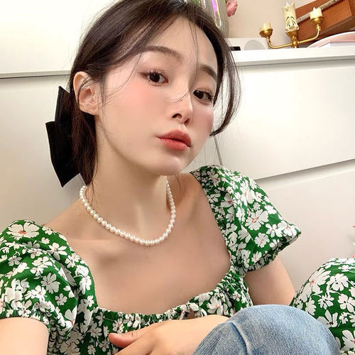 A versatile pearl necklace with a Korean fever-inspired style, featuring an Instagram-worthy, niche, and retro charm for stacking, a choker chain, and a minimalist neck chain.