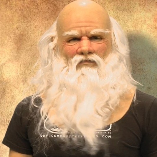 ハロウィーンのキャラクターは道具のマスクを演じます。