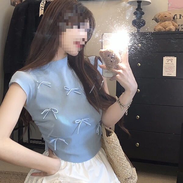 Knitted cute thin sweater with bow