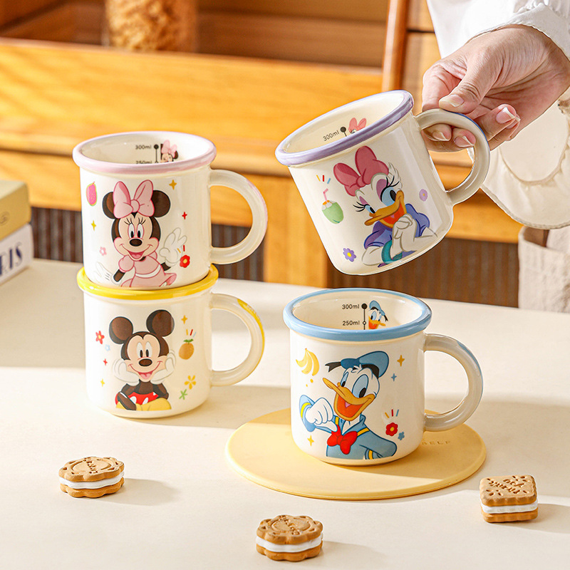Taza de cerámica de Disney Taza de bebida de oficina 2025 nueva taza de alto valor Taza de café hermosa de dibujos animados