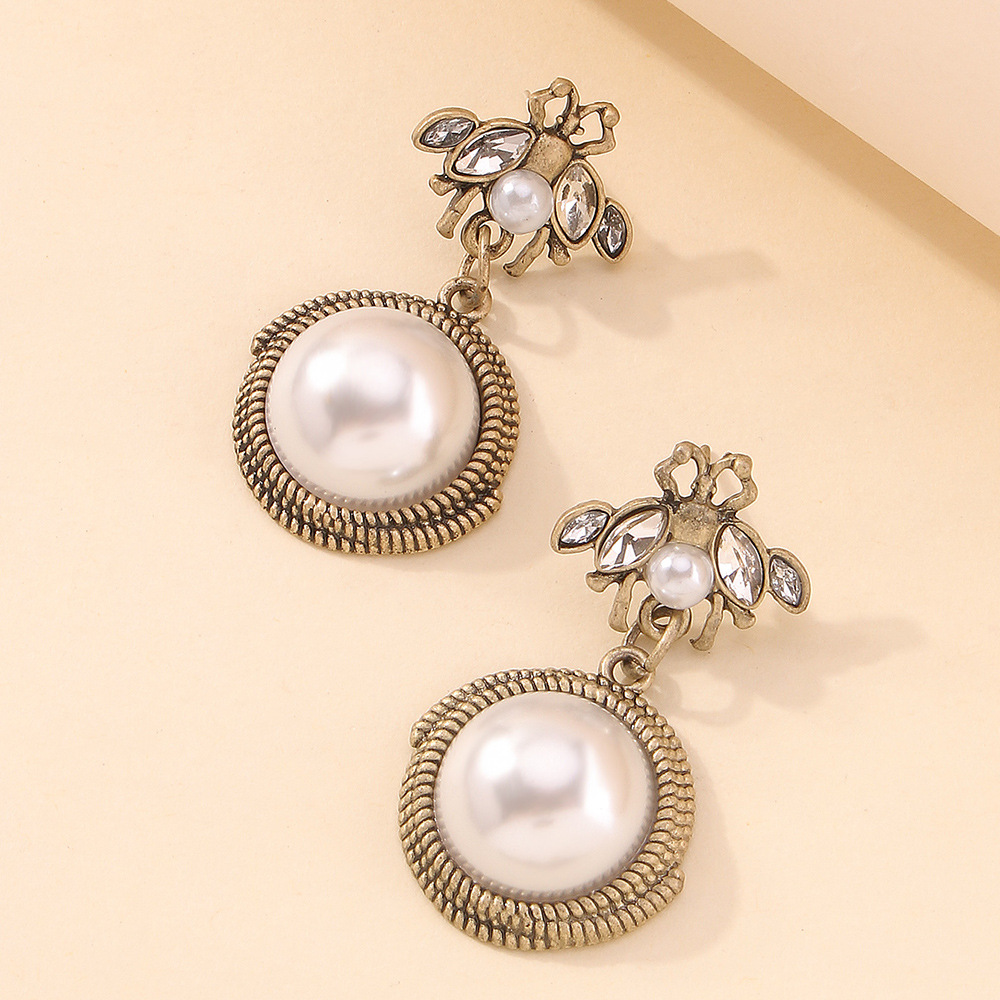 Fashion Glossy Imitation Pearl Little Bee Creative Earrings display picture 7