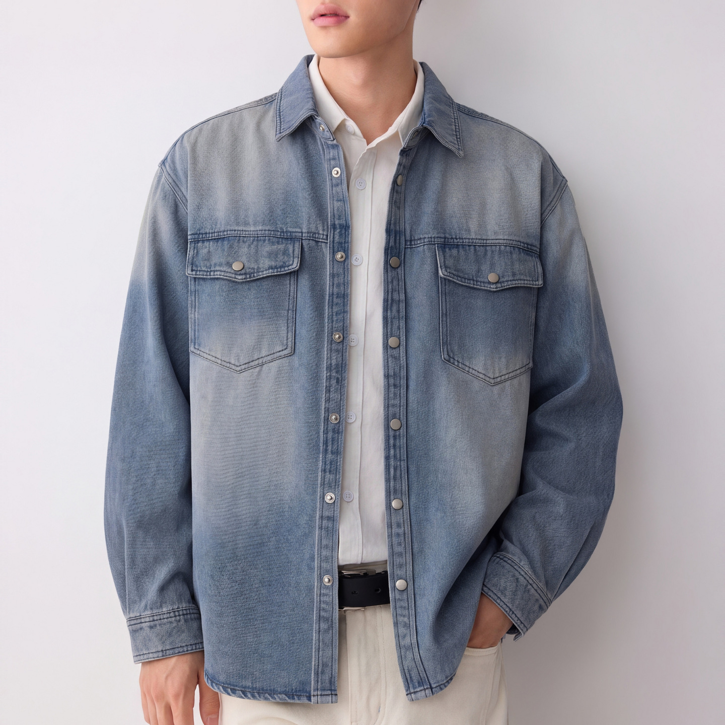 Áo sơ mi denim nam phong cách đường phố, hiệu ứng mài trắng làm cũ, hai túi ngực — Cao bồi xanh
