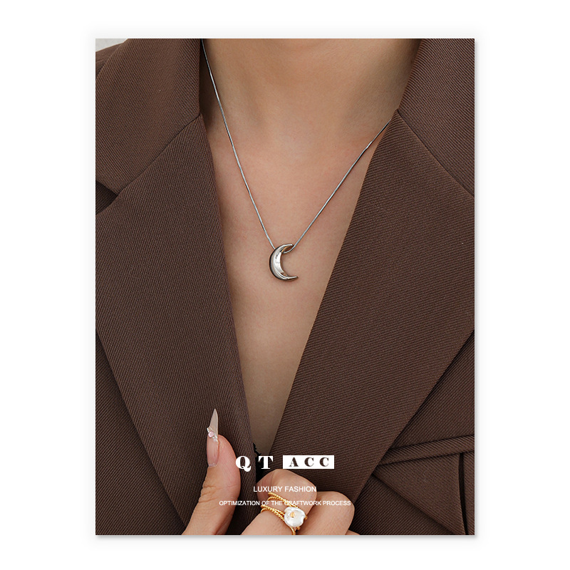 Moda europea y americana simple elegante collar de acero de titanio forma de luna diseño colgante Cadena de clavícula personalidad collar de todo fósforo para las mujeres image 6