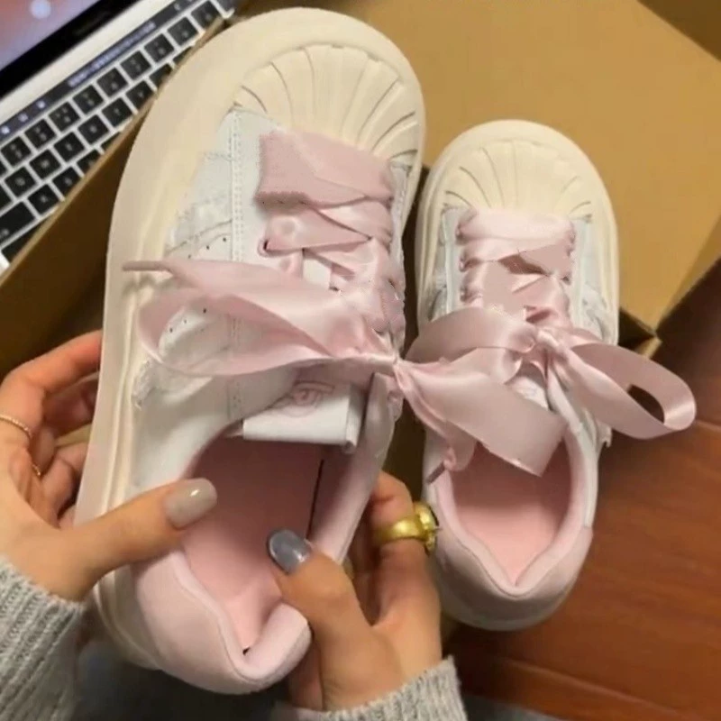 Толстая подошва увеличивается, маленькие белые туфли для детей 2024 новые удобные туфли на толстой подошве