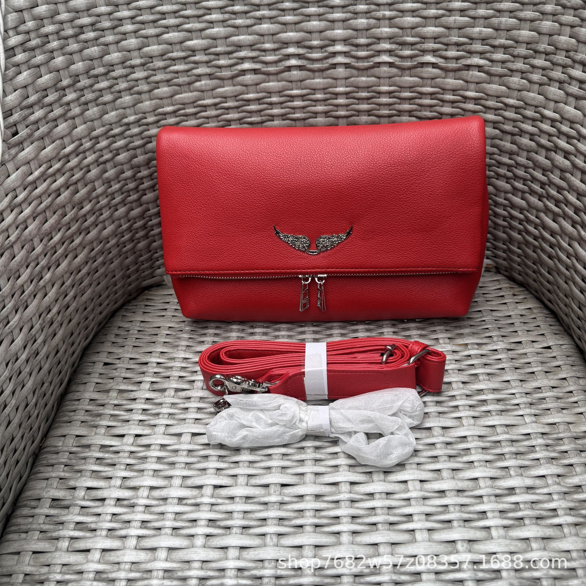 Bolso de hombro con diseño de alas e impresión de letras, cadena incluida