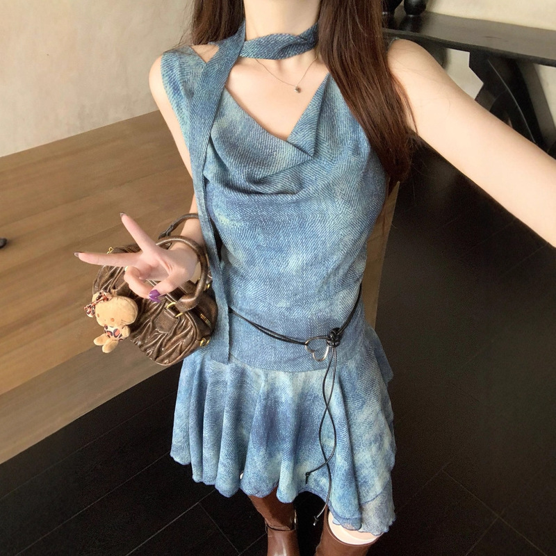 デザインされた斜め肩のノースリーブブルーリボンドレス、女性用夏ニッチスリム不規則なAラインスカート|undefined