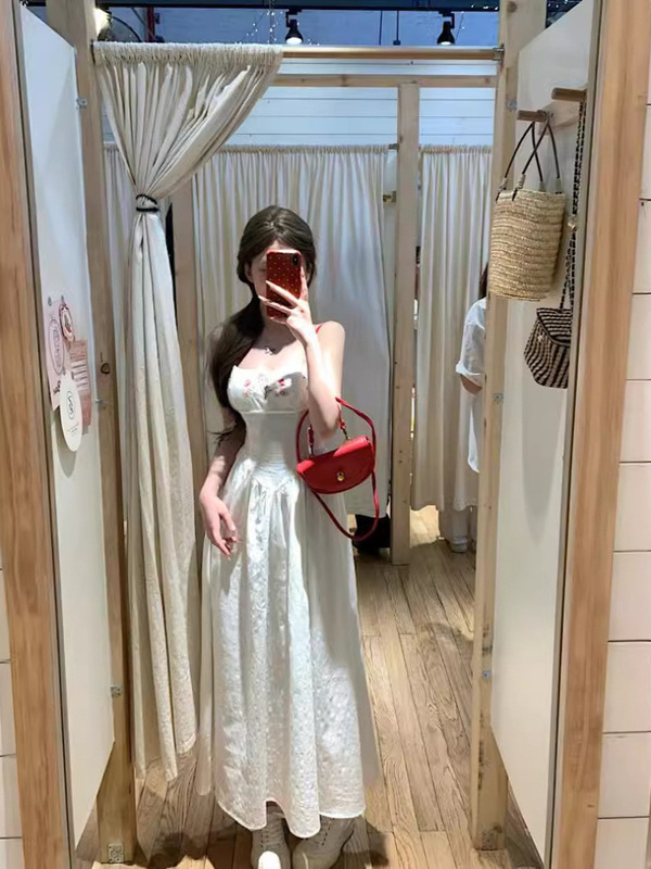 女性のための刺繍花白サスペンダードレス夏 2025 新しいウエスト A ラインスリムで優しい気質ロングスカート|undefined