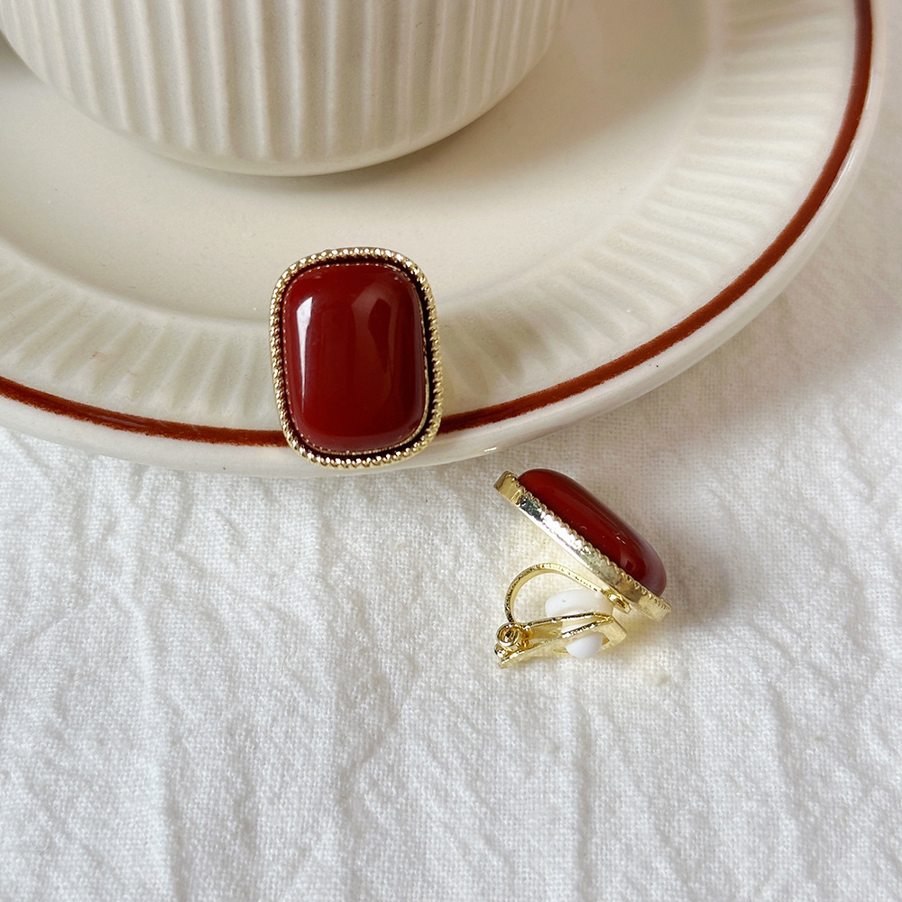 Versión coreana del clip para la oreja sin orejas de la celebridad de Internet clip para la oreja triangular con incrustaciones de diamantes de alta calidad Pendientes de Yiwu de temperamento simple femenino al por mayor