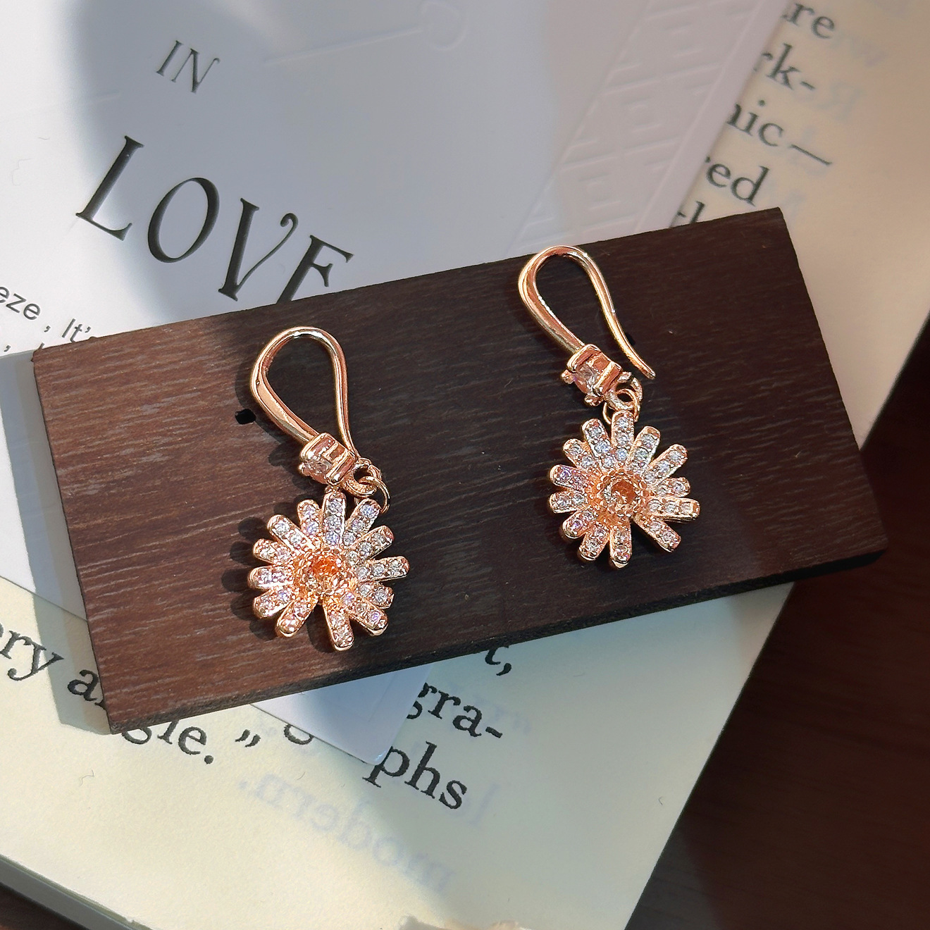 Daisies pendientes de orejas de lujo ligero de diseño de alto nivel gancho de orejas de flores pequeñas joyas de orejas frescas al por mayor pendientes transfronterizos al por mayor