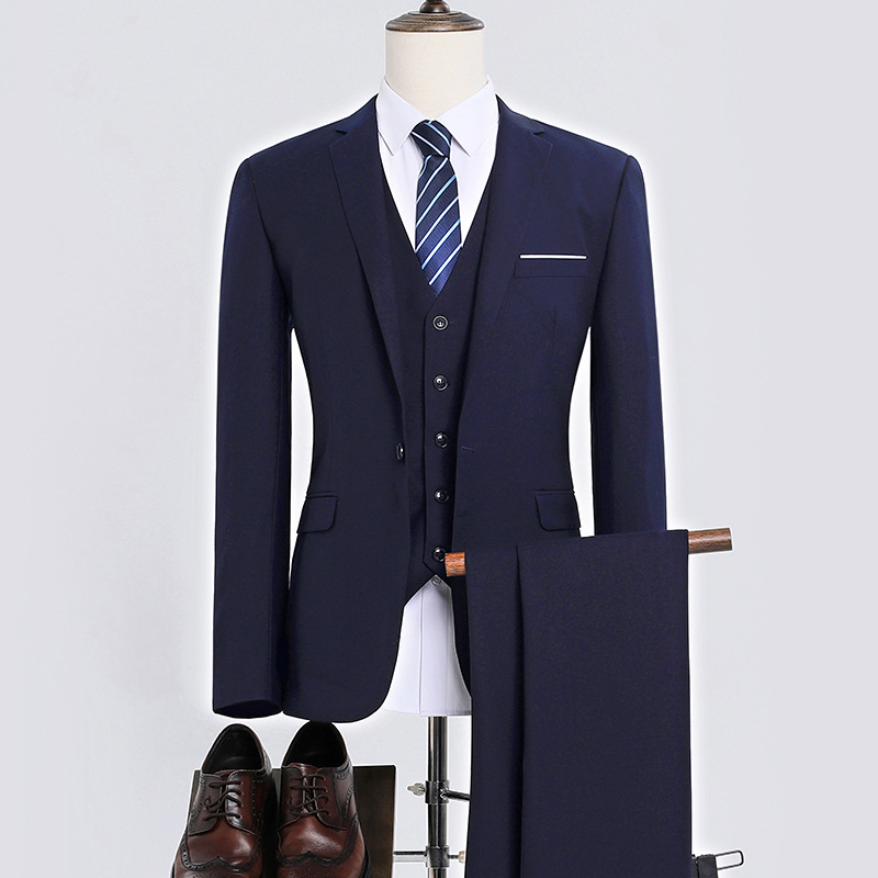 スーツの男性は3つのセットを着ています。