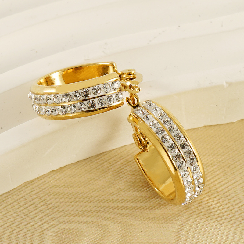 Cruzar la frontera europea y americana estilo INS diamante titanio acero pendientes de las mujeres de alto grado de luz de lujo 18K ronda de acero inoxidable pendientes al por mayor