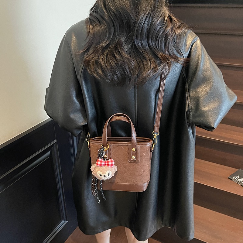 Bolso de mano de marea transfronteriza simple bolso de cubo de agua mujer otoño / invierno 2025 nuevo retro bolso de hombro bolso de viaje ocio mochila