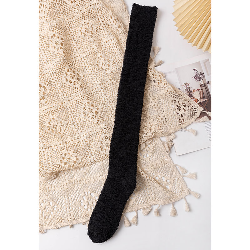 Medias de mujer sobre la rodilla calcetines altos cálido otoño e invierno Nuevos calcetines de terciopelo de coral de color sólido para mujer engrosados calcetines de dormir en casa