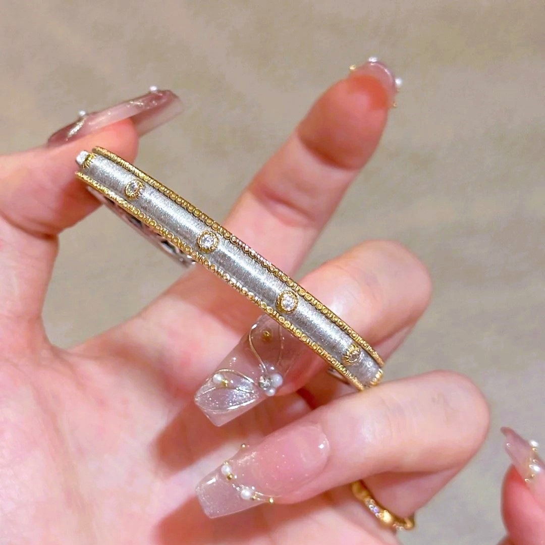 Pulsera abierta de dos colores de circón galvanizado en oro real de 18 quilates, pulsera de lujo ligero de alta gama, joyería de temperamento, joyería femenina