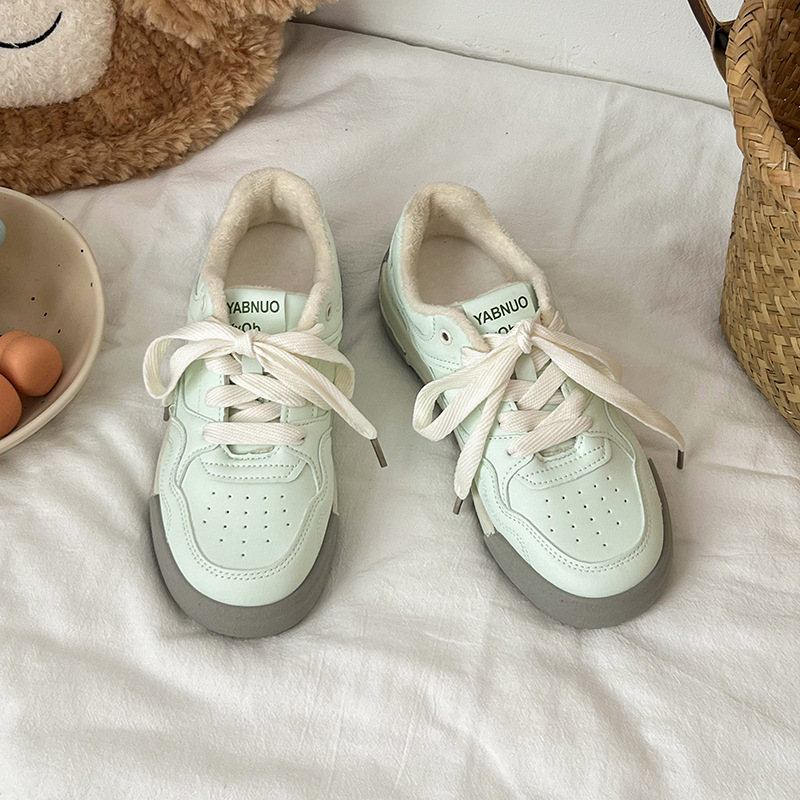 Pequeños zapatos blancos de otoño y invierno adicionados 2025 nuevos zapatos de mujer de color ligero de moda caliente no sofocante zapatos deportivos de viento universitario