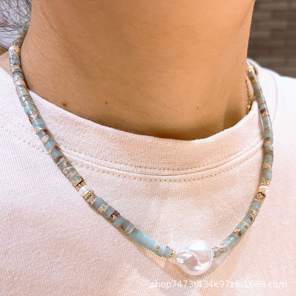 Design retro necklace from pearl