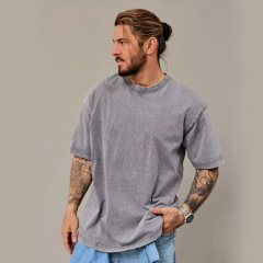 重いポンドは古い半袖tシャツを作ります。