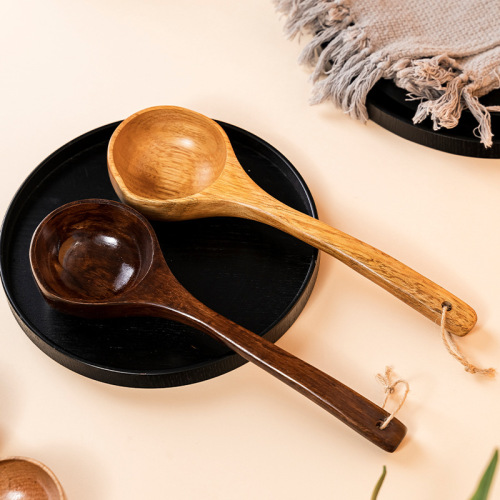 Internet-famous mukbang host uses a snail noodle-eating spoon, bird-beak wooden spoon, and water ladle—plus a long-handled, deep-mouth instant noodle bowl and a large wooden soup spoon for home use.