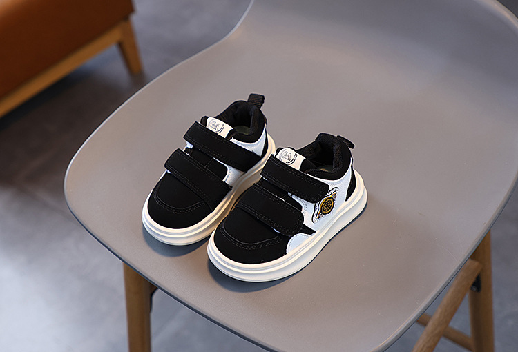 Scarpe casual da tavola da ragazzo bianche con suola morbida e traspirante, versatili, per la stagione primavera e autunno 2024 per bambini_voghion.com