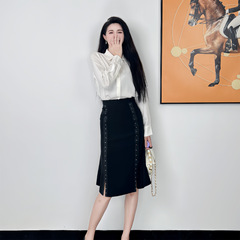 春夏の新スタイル Liu Yifei の白いラペルシングルブレストシャツトップと黒のスタッズスカート