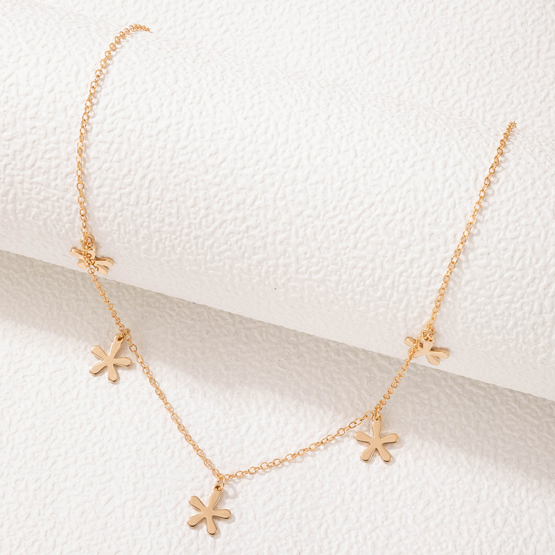 Simple Golden Flower Geometric Alloy Necklace display picture 3